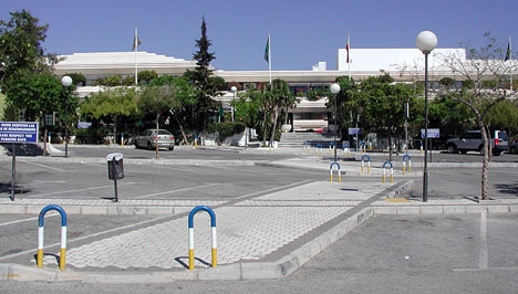 Övergreppet ska ha begåtts i köpcentret Centro Plaza, i Nueva Andalucía.
